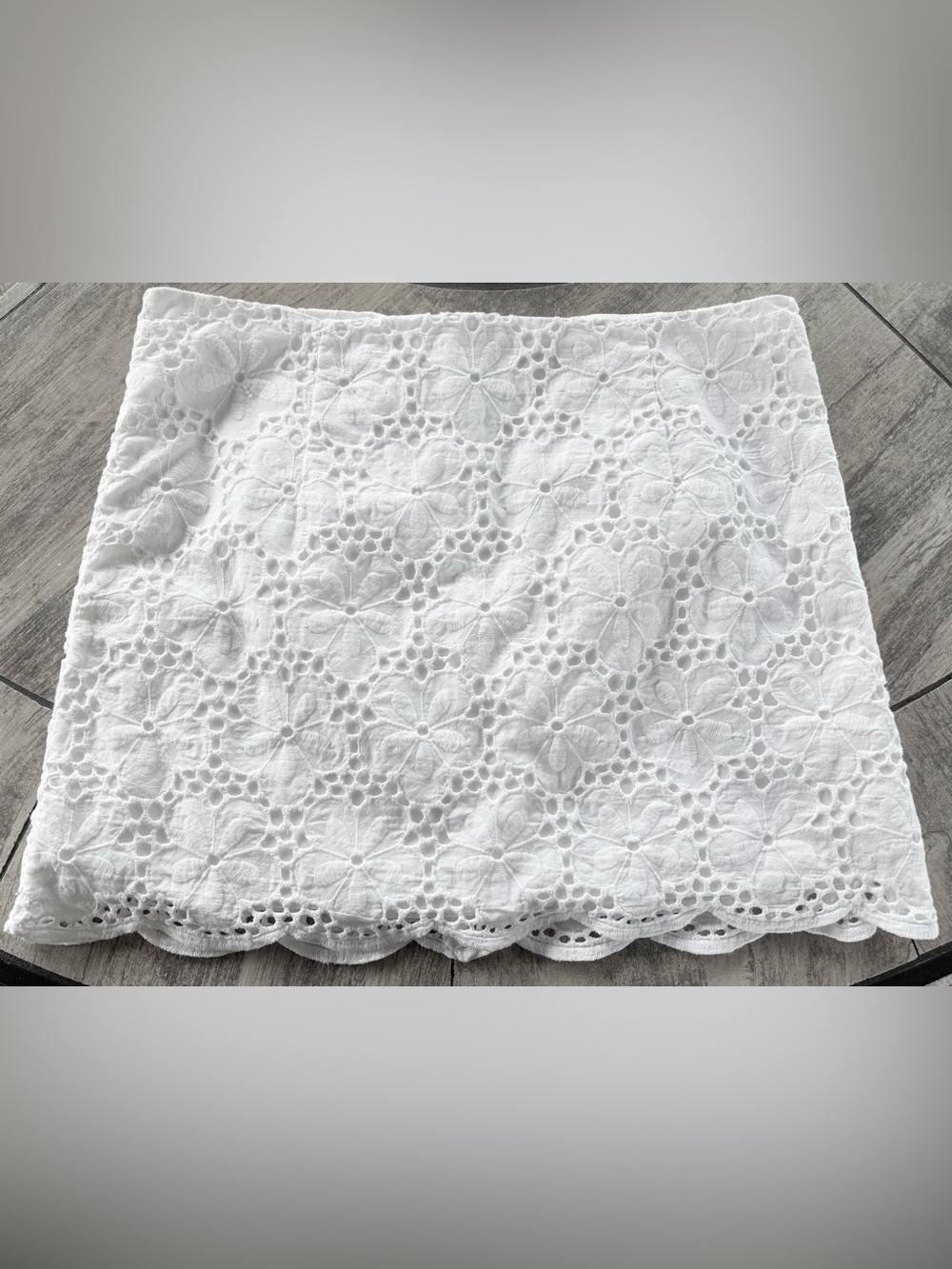 Lilly Pulitzer Tate White Eyelet Mini Skirt with scalloped hem Size 6 - Picture 3 of 11